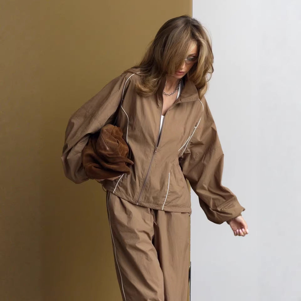 Damen leichter Windbreaker-Zweiteiler mit Stehkragen, durchgehender Reißverschluss, kontrastierender Kedernaht und weiter Palazzo-Hose Nord Taschen