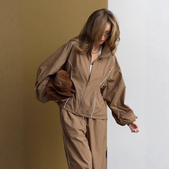 Damen leichter Windbreaker-Zweiteiler mit Stehkragen, durchgehender Reißverschluss, kontrastierender Kedernaht und weiter Palazzo-Hose Nord Taschen