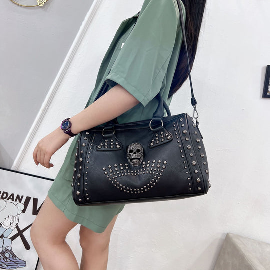 Damen Handtasche mit auffälligen Nieten und klassischer Totenkopf-Applikation Nord Taschen