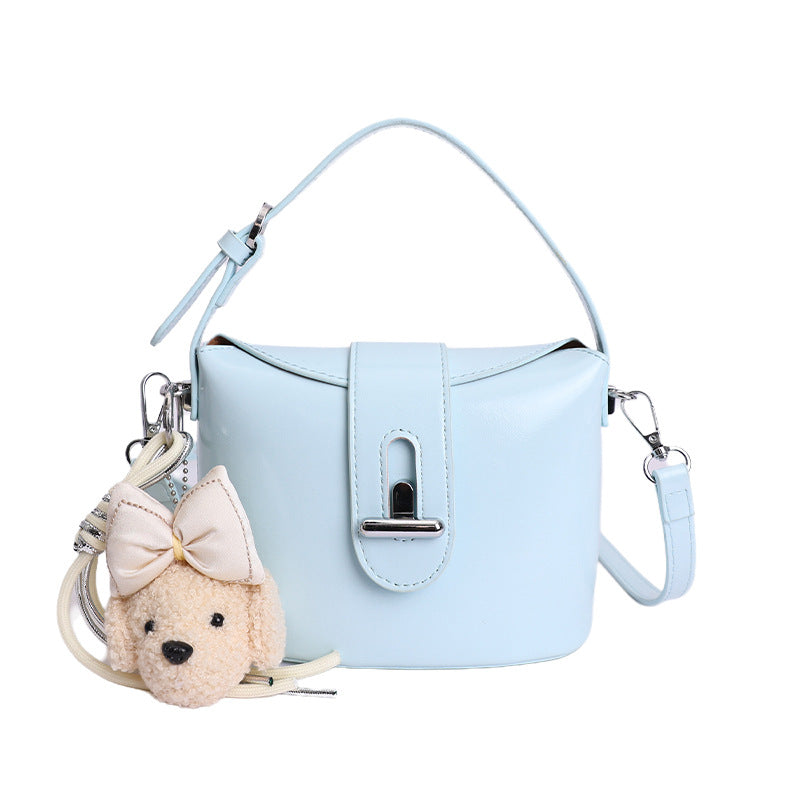 Damen Handtasche im modernen minimalistischen Design mit abnehmbarem Plüschanhänger Nord Taschen