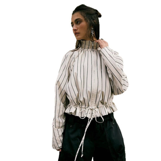 Damen Leichte gestreifte Cropped-Bluse mit Tunnelzugsaum, Stehkragen und halbem Reißverschluss Nord Taschen