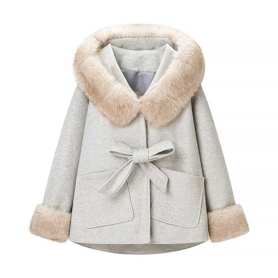 Damen Kurze Kapuzenjacke mit Kunstfellbesatz, Taschen und Taillenschleife Nord Taschen