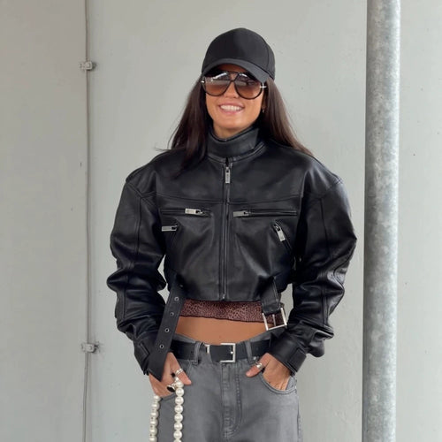 Damen Cropped Boxy-Bikerjacke aus veganem Leder mit hohem Stehkragen, Reißverschlusstaschen & Schnallen-Detail Nord Taschen