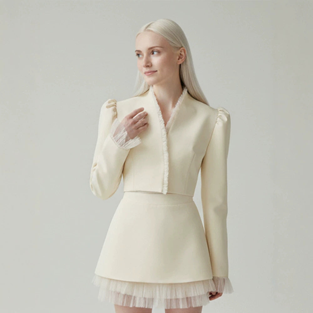 Damen Kurzblazer mit taillierter Cropped-Silhouette, gerafften Schultern und zarten Tüllmanschetten Nord Taschen
