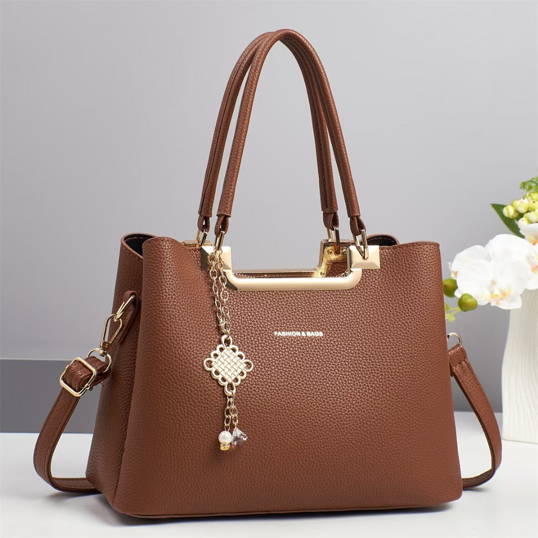 Damen klassische Handtasche mit dekorativem Anhänger Nord Taschen