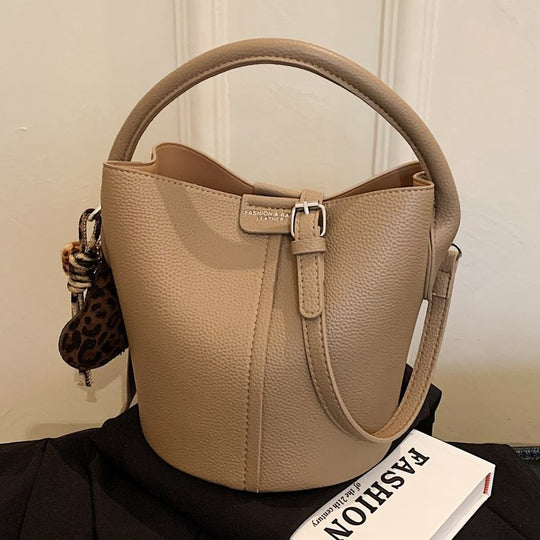 Damen Bucket-Handtasche mit minimalistischem Design und abnehmbarem Anhänger Nord Taschen