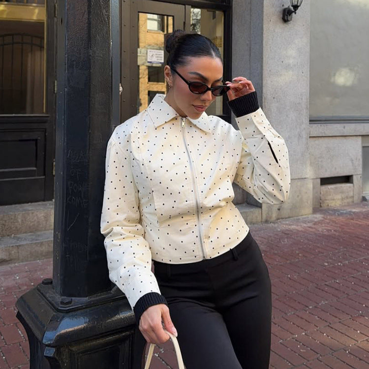 Damen Taillierte Kurzjacke mit Polka‑Dot Perforation, Hemdkragen und verdecktem Reißverschluss Nord Taschen