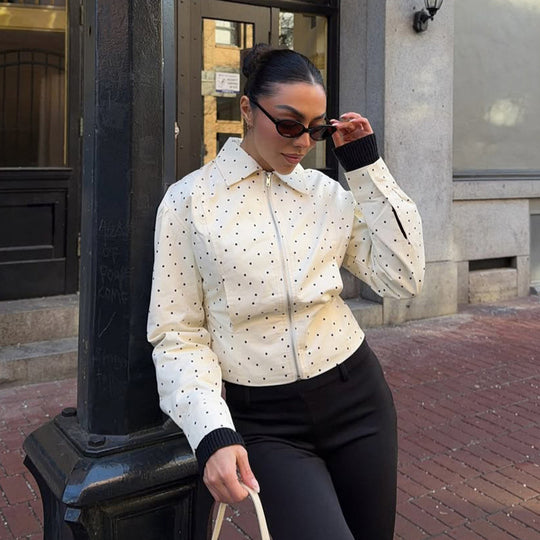 Damen Taillierte Kurzjacke mit Polka‑Dot Perforation, Hemdkragen und verdecktem Reißverschluss Nord Taschen