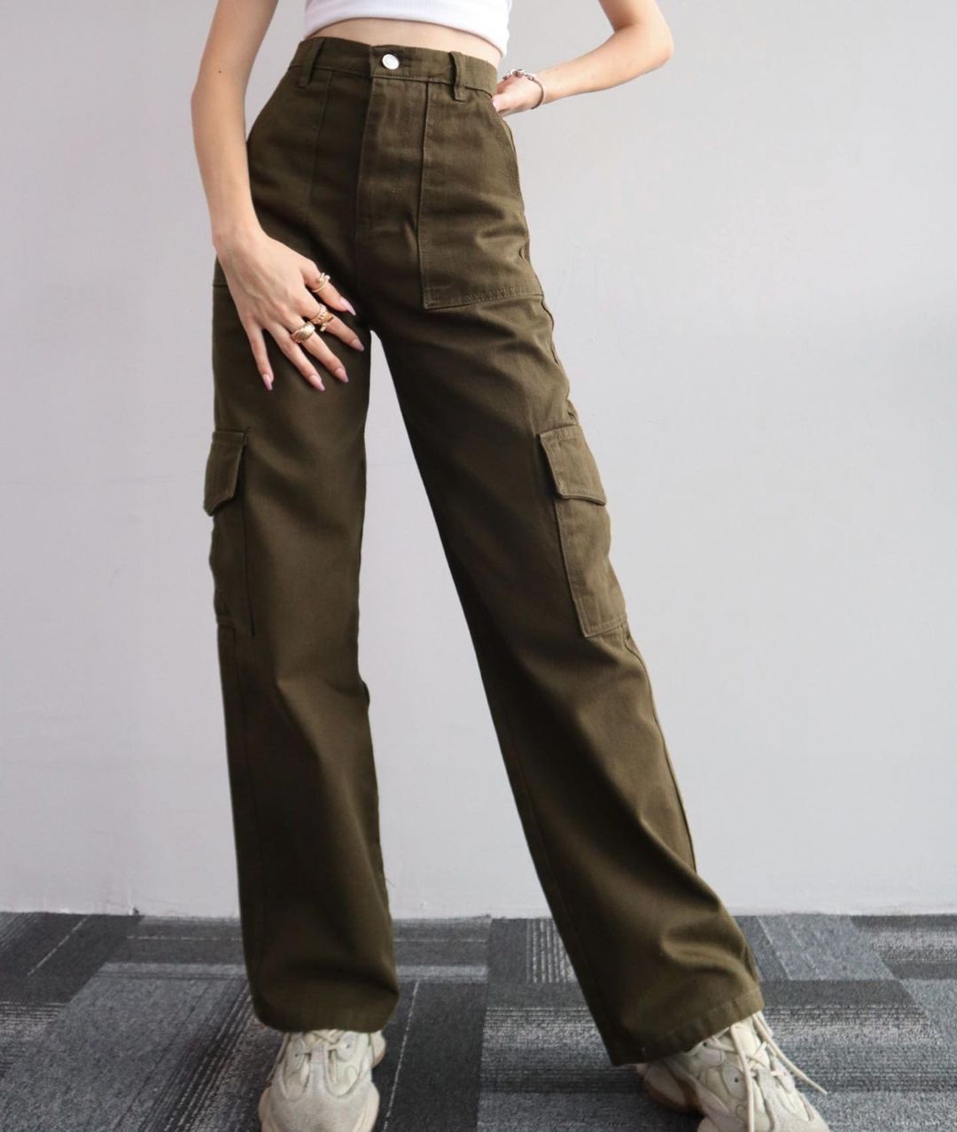 Damen Cargohose mit hoher Taille, geradem Bein und aufgesetzten Pattentaschen Nord Taschen