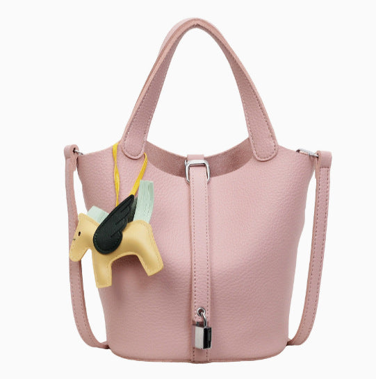 Damen Hobo-Tasche mit einzigartigem Tieranhänger und praktischem Tragegurt Nord Taschen