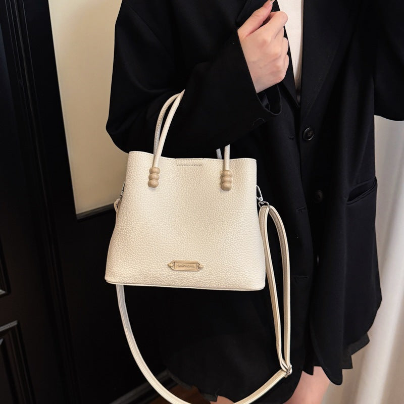Damen elegante Hobo-Tasche aus geschmeidigem Kunstleder mit strukturierten Akzenten Nord Taschen