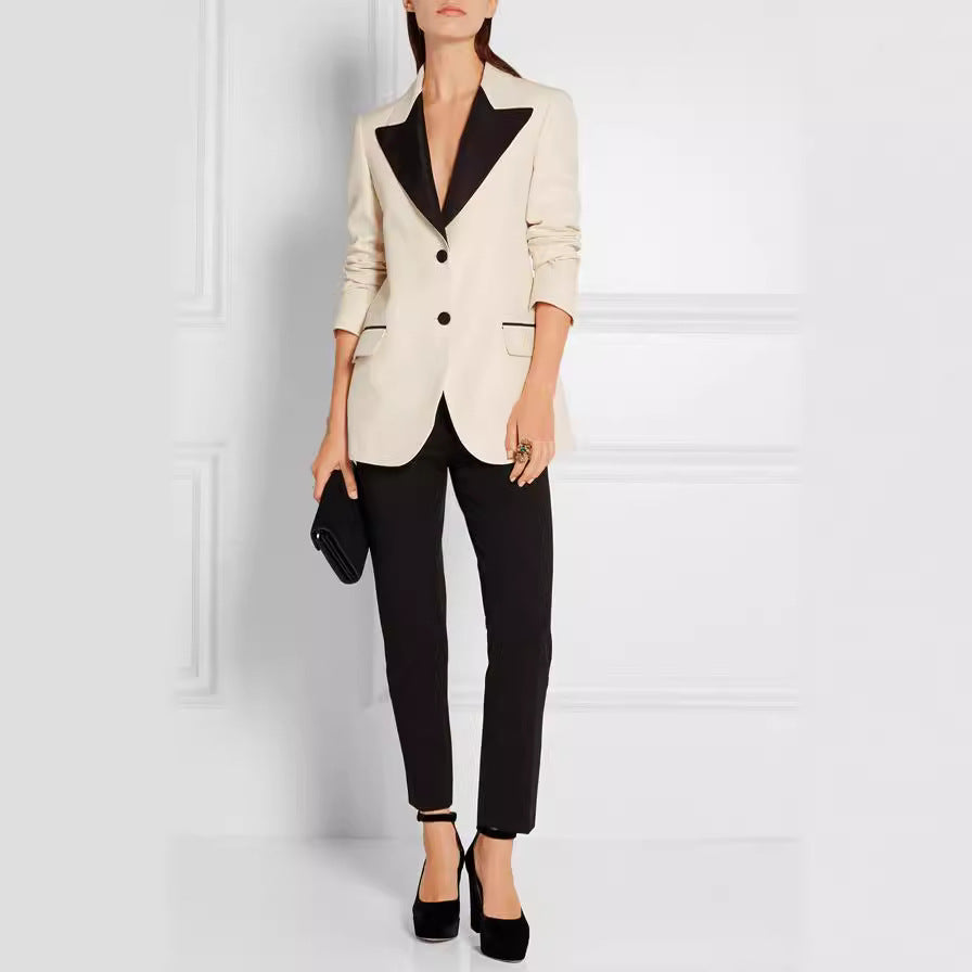 Damen Smokingsakko im Tailoring mit spitzem Schalkragen und kontrastiertem Reversbesatz Nord Taschen