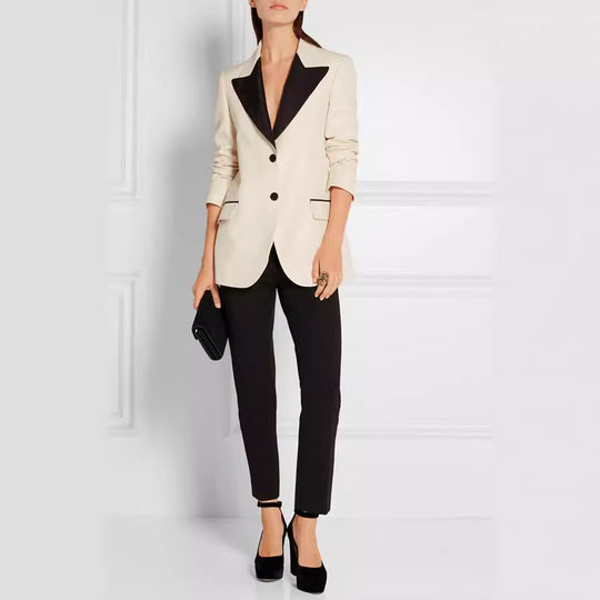 Damen Smokingsakko im Tailoring mit spitzem Schalkragen und kontrastiertem Reversbesatz Nord Taschen