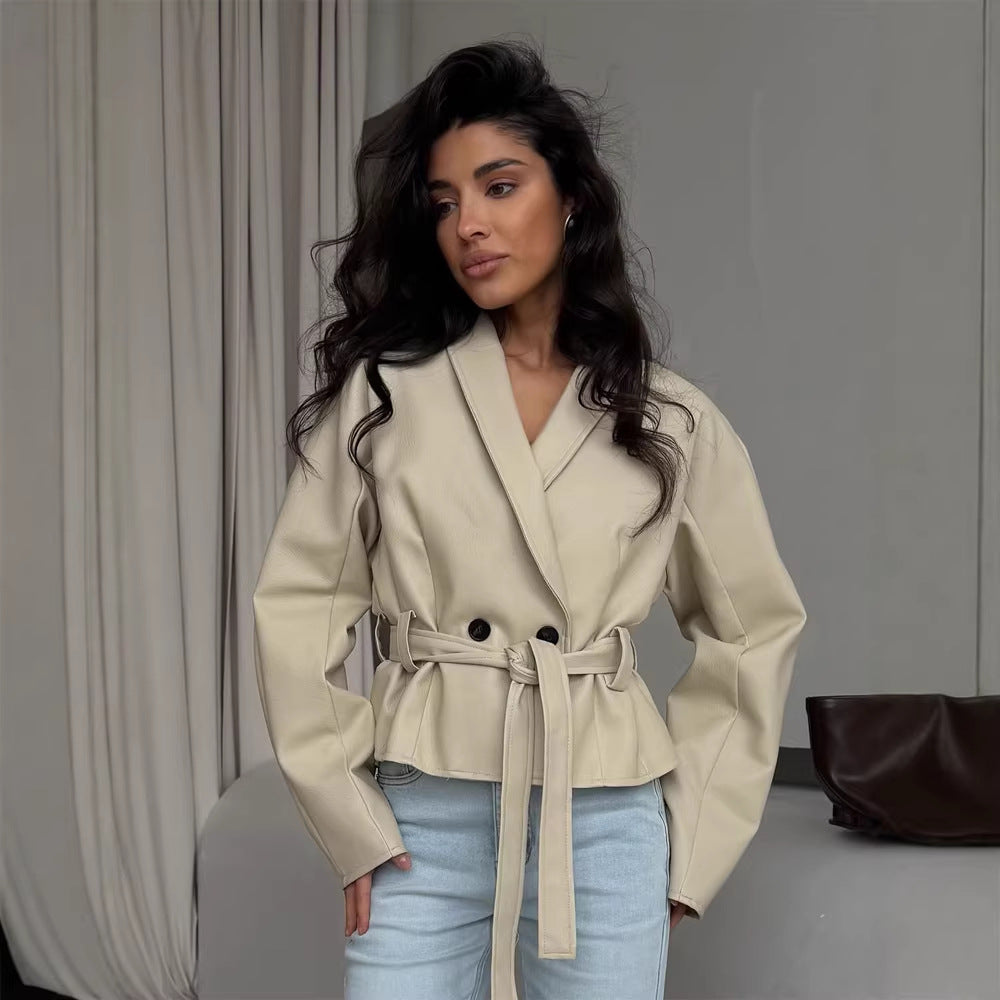 Damen Taillierte Kunstleder-Jacke mit Schößchen, Bindegürtel & Schalkragen Nord Taschen