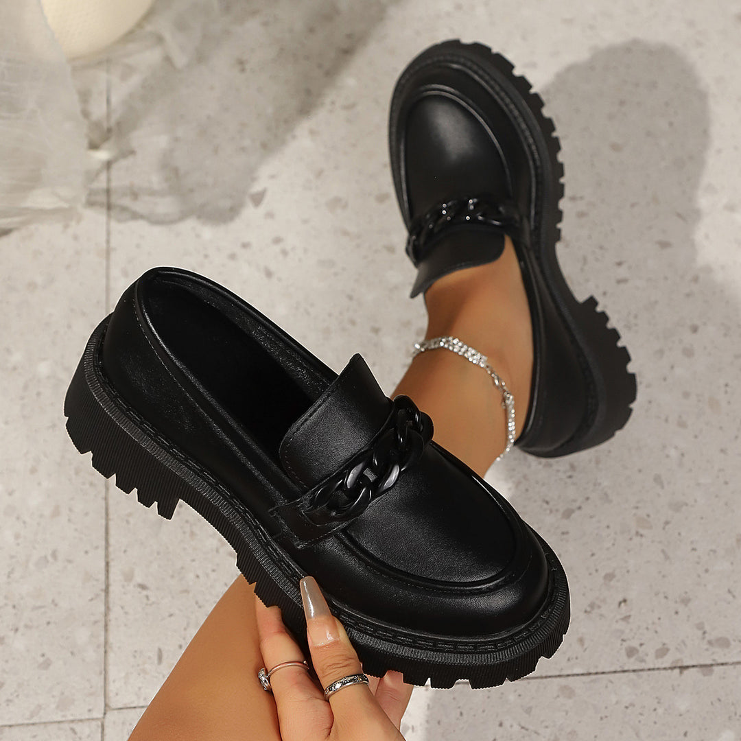 Damen Klobige Lack‑Loafer mit grober Profilsohle und Kettenverzierung Nord Taschen