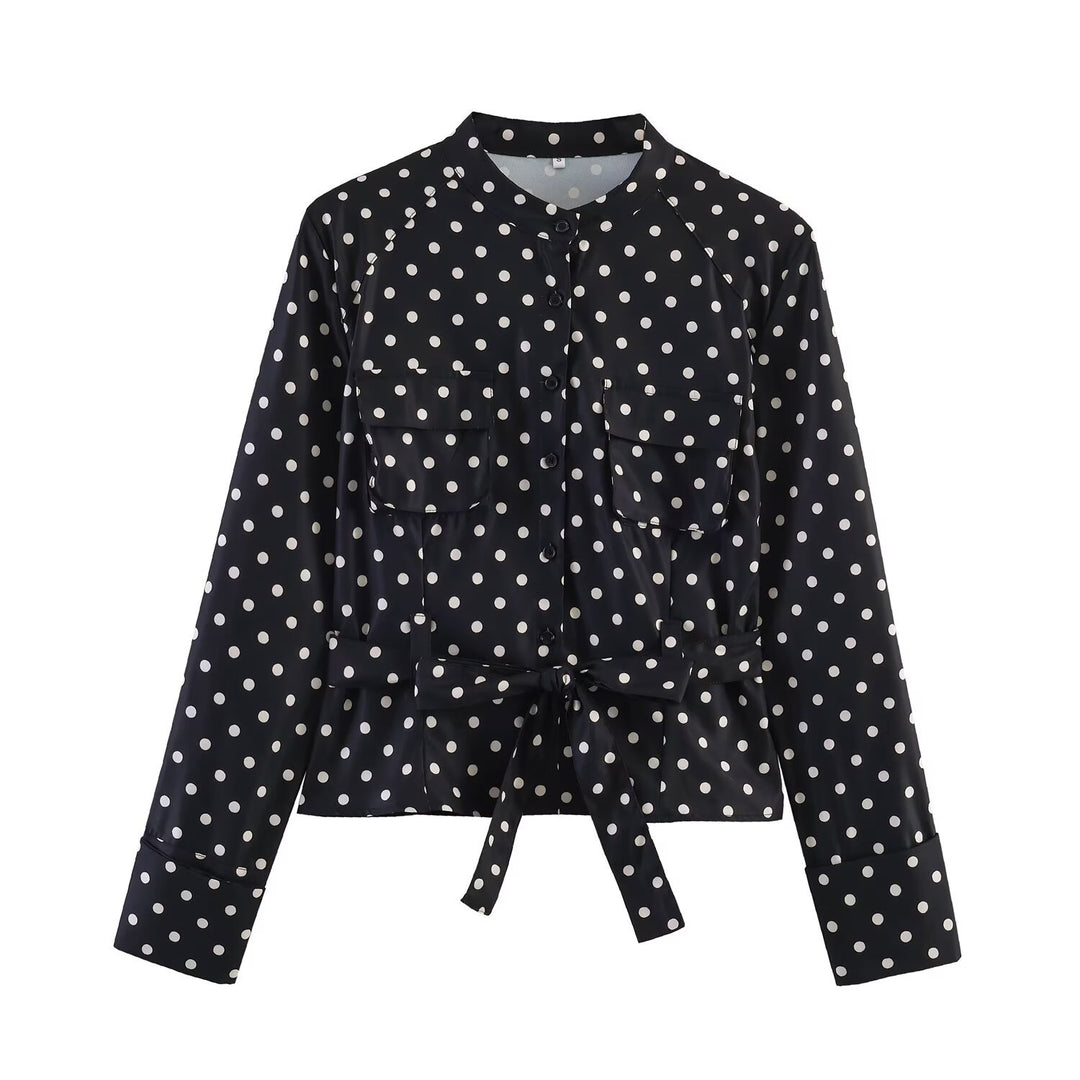 Damen Gepunktete Taillierte Blusenjacke mit Stehkragen, Brusttaschen und Taillenband Nord Taschen