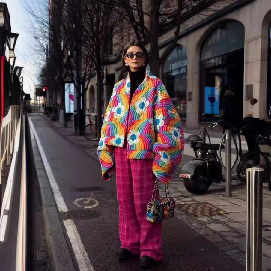 Damen Kurze Oversize-Steppjacke mit bunten Regenbogenstreifen und Blumenapplikation Nord Taschen