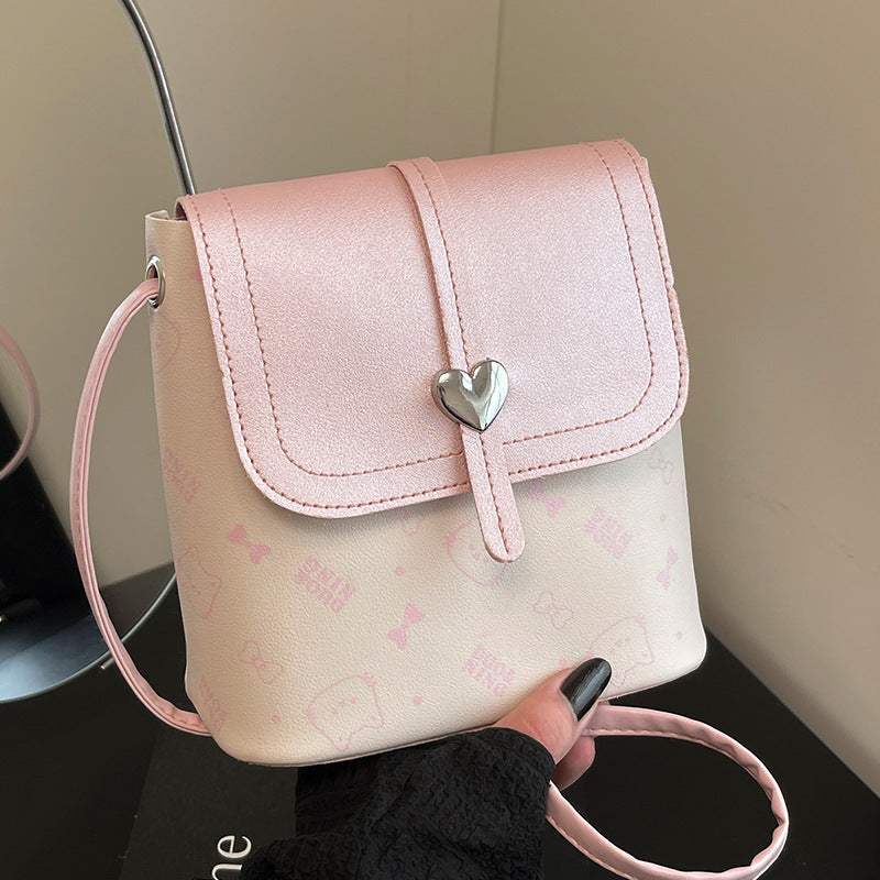 Damen Mini Umhängetasche mit herzerfrischendem Design und kuscheligem Anhänger Nord Taschen