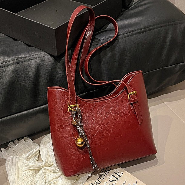 Damen elegante Umhängetasche mit charmantem Anhänger Nord Taschen