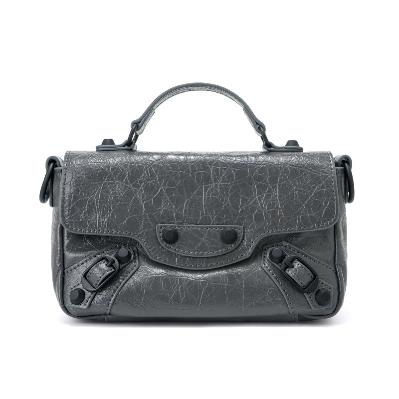 Damen elegante Umhängetasche mit metallischem Finish und praktischen Details Nord Taschen