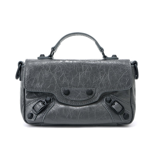 Damen elegante Umhängetasche mit metallischem Finish und praktischen Details Nord Taschen