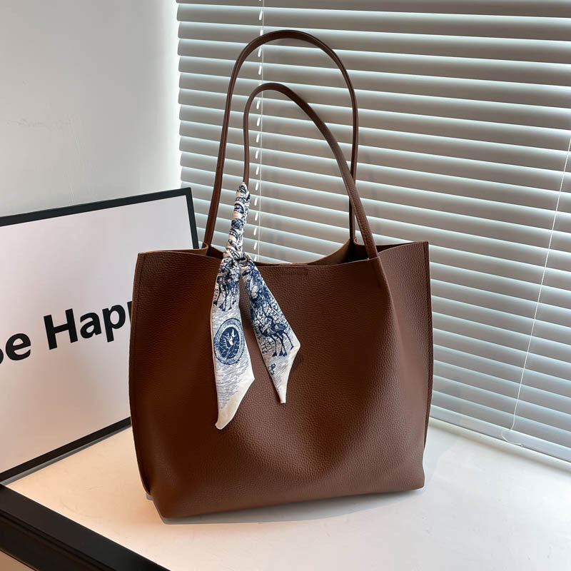 Damen elegante Tragetasche mit geschmeidiger Lederstruktur und modischem Schal Nord Taschen