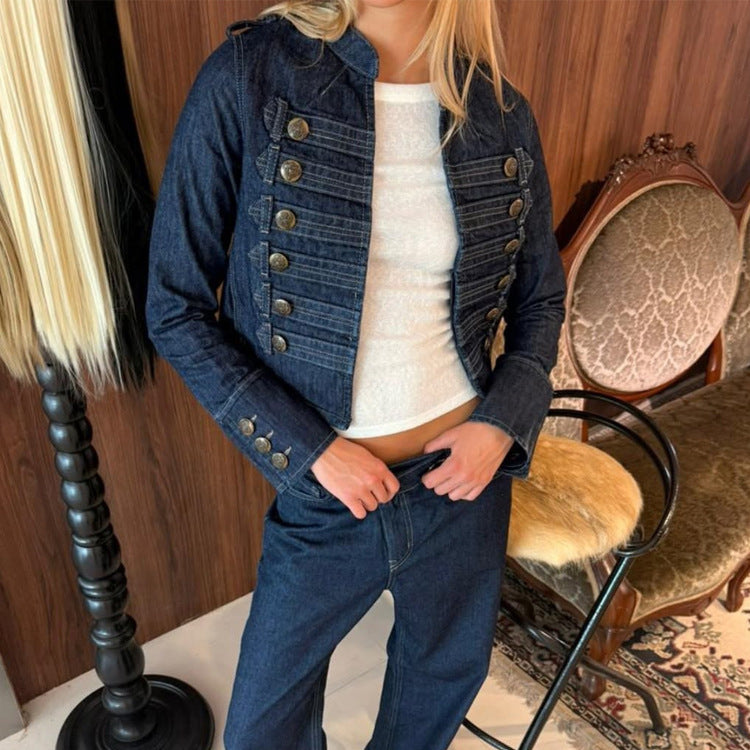 Damen Militärisch inspirierte taillierte Kurzjacke mit Zierfalten und Metallknöpfen Nord Taschen
