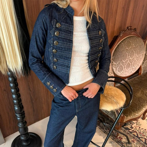 Damen Militärisch inspirierte taillierte Kurzjacke mit Zierfalten und Metallknöpfen Nord Taschen