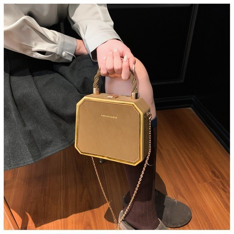 Damen elegante Handtasche im Faltendesign mit goldenen Akzenten Nord Taschen