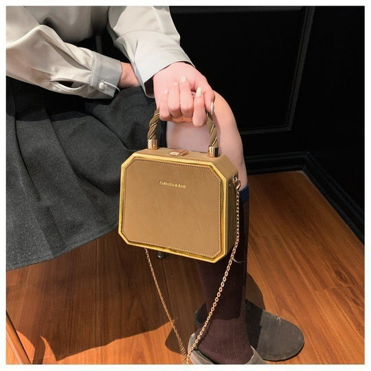 Damen elegante Handtasche im Faltendesign mit goldenen Akzenten Nord Taschen