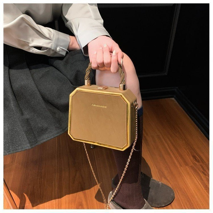 Damen elegante Handtasche im Faltendesign mit goldenen Akzenten Nord Taschen