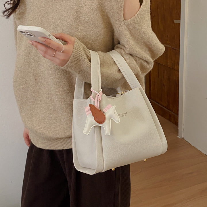 Damen stylische Bauchtasche mit liebevoll gestaltetem Anhänger Nord Taschen