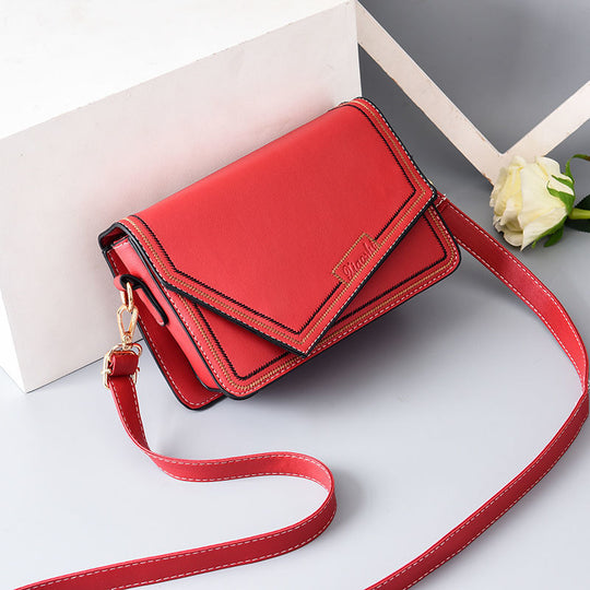 Damen Umhängetasche mit eleganter Klappenoptik und goldener Kette Nord Taschen