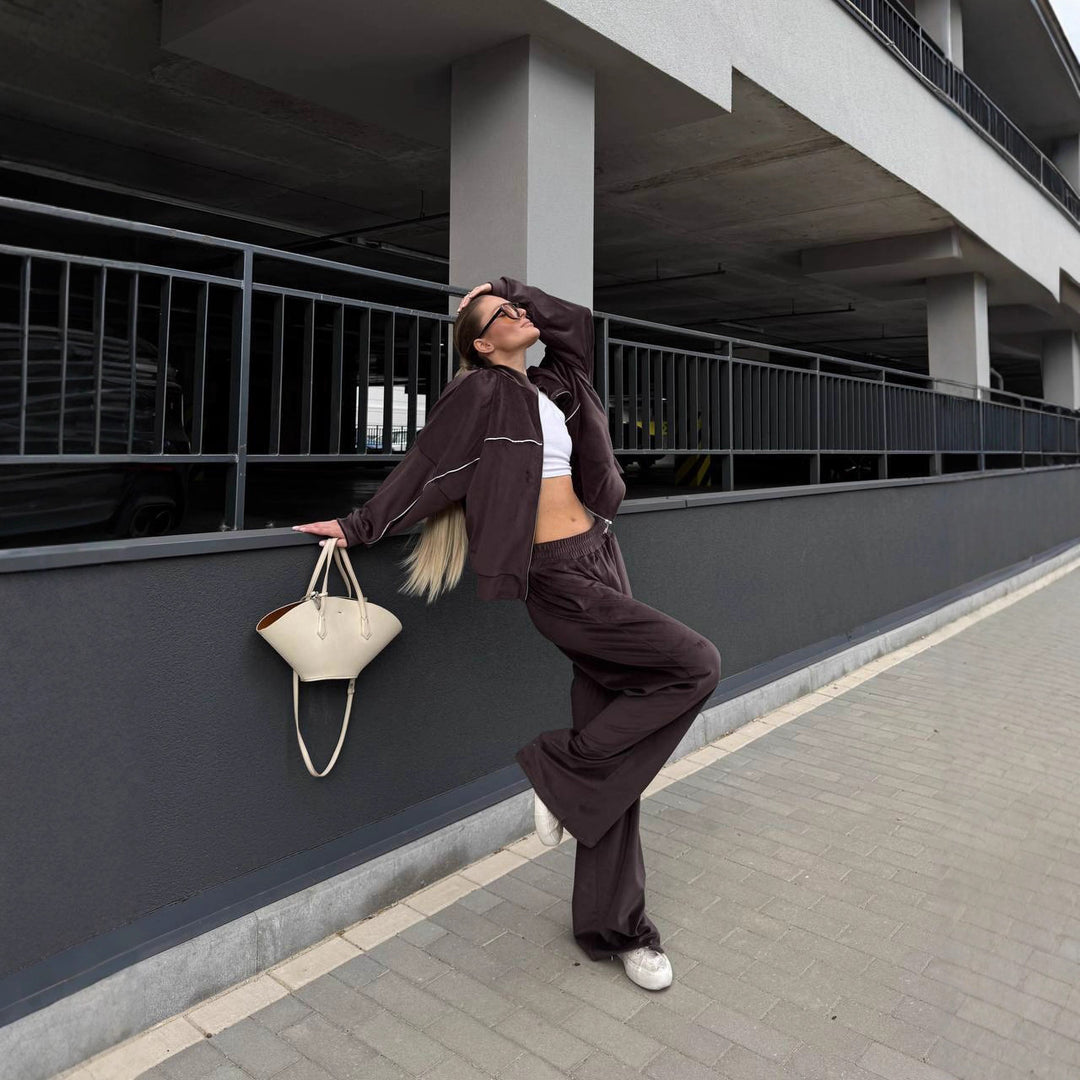 Damen sportive Oversize-Fleecejacke mit diagonaler Reißverschluss-Optik und weit geschnittener High-Waist-Jogginghose Nord Taschen