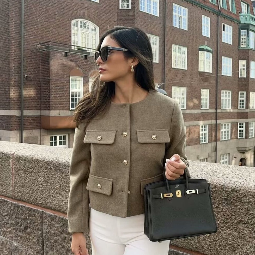 Damen Bouclé-Cropped-Jacke mit vier Pattentaschen und goldenen Schmuckknöpfen Nord Taschen