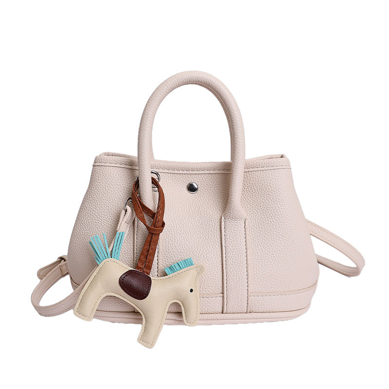 Damen Handtasche mit elegantem Design und verspieltem Anhänger Nord Taschen