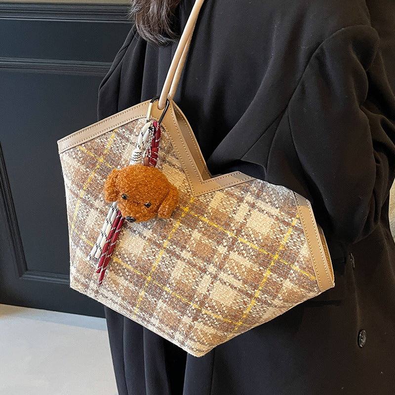 Damen Tragetasche mit lässigem Karo-Design und verspieltem Anhänger Nord Taschen