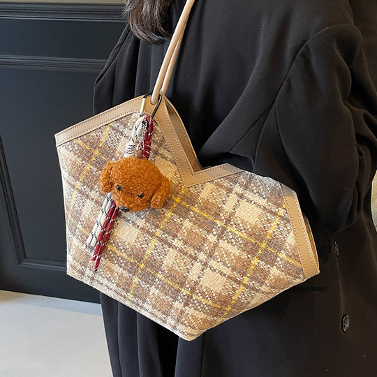 Damen Tragetasche mit lässigem Karo-Design und verspieltem Anhänger Nord Taschen
