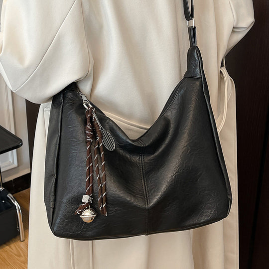 Damen Hobo-Tasche aus weichem Kunstleder mit dekorativen Anhängern Nord Taschen