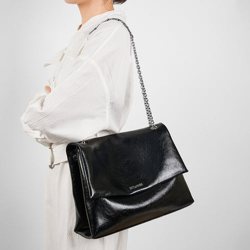 Damen Clutch mit hochwertiger Hochglanz-Oberfläche und eleganter Kette Nord Taschen