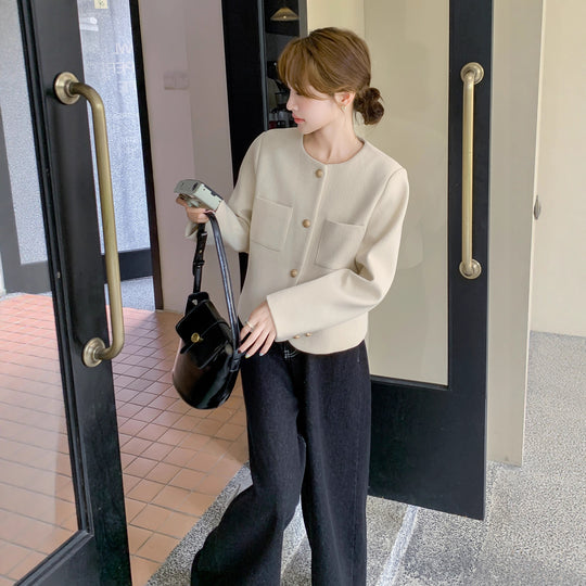Damen Kurzblazer mit rundem Ausschnitt, Strukturstoff und goldenen Knöpfen Nord Taschen