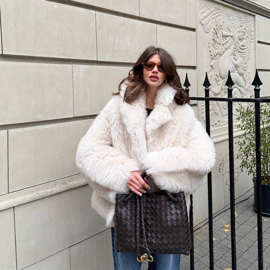 Damen Kurzmantel aus voluminösem Faux‑Fur mit gerundetem Schalkragen und kastiger Silhouette Nord Taschen