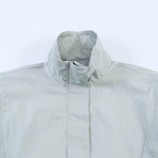 Damen Gekürzte Utility-Jacke mit hohem Stehkragen, weiten Raglanärmeln und verdeckter Frontblende Nord Taschen