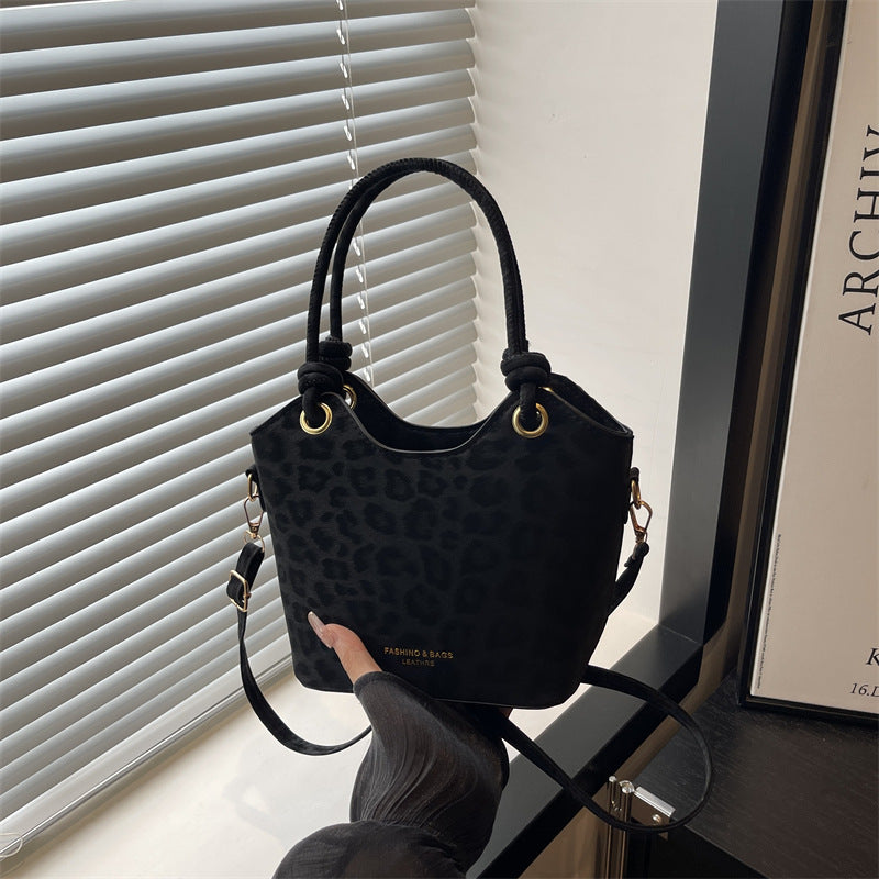 Damen Hobo-Handtasche mit elegantem Leopardenmuster und modischen Details Nord Taschen