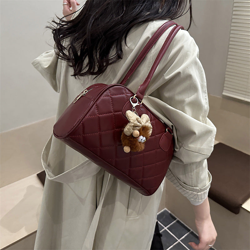 Damen modische Handtasche mit gestepptem Design und charmantem Anhänger Nord Taschen