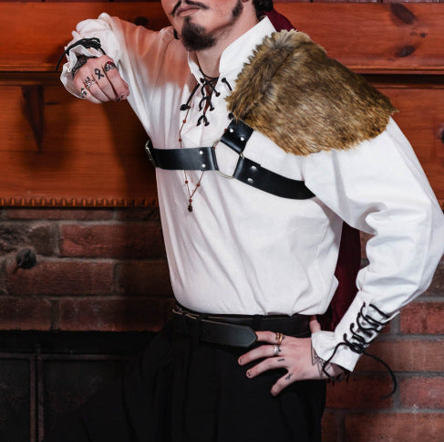 Herren asymmetrisches Schulterharness mit Kunstfell‑Schultercape und verstellbaren Lederriemen Nord Taschen