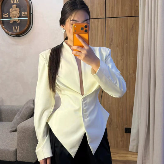 Damen taillierter Blazer mit spitzem Schößchen und tiefem V-Ausschnitt Nord Taschen