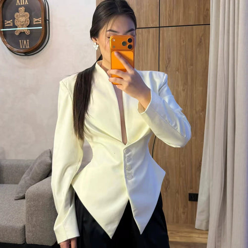 Damen taillierter Blazer mit spitzem Schößchen und tiefem V-Ausschnitt Nord Taschen