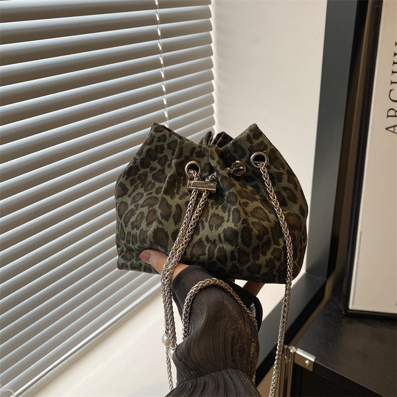 Damen Beuteltasche mit animalischem Design und stilvollem Kettenakzent Nord Taschen
