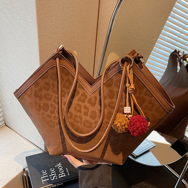 Damen Hobo-Tasche mit strukturiertem Design und eleganten Doppelgriffen Nord Taschen